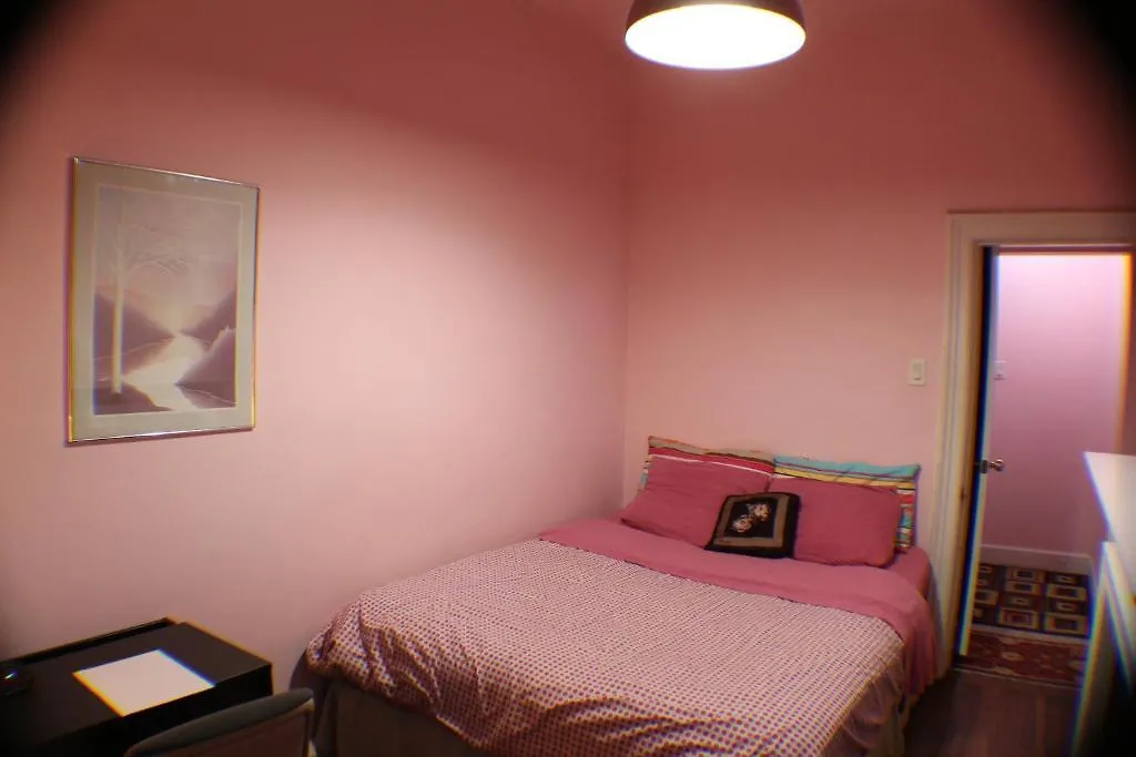 Comfy Guesthouse & Suite Toronto 2*,